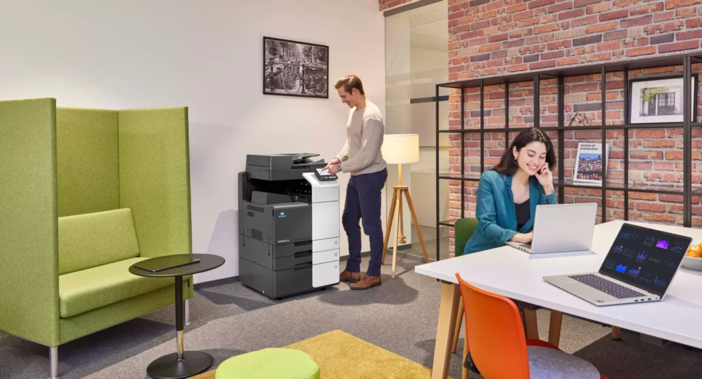 Copieur Konica Minolta bizhub dans un espace de bureau