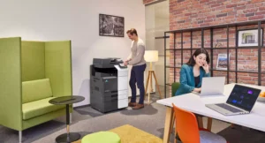 Copieur Konica Minolta bizhub dans un espace de bureau