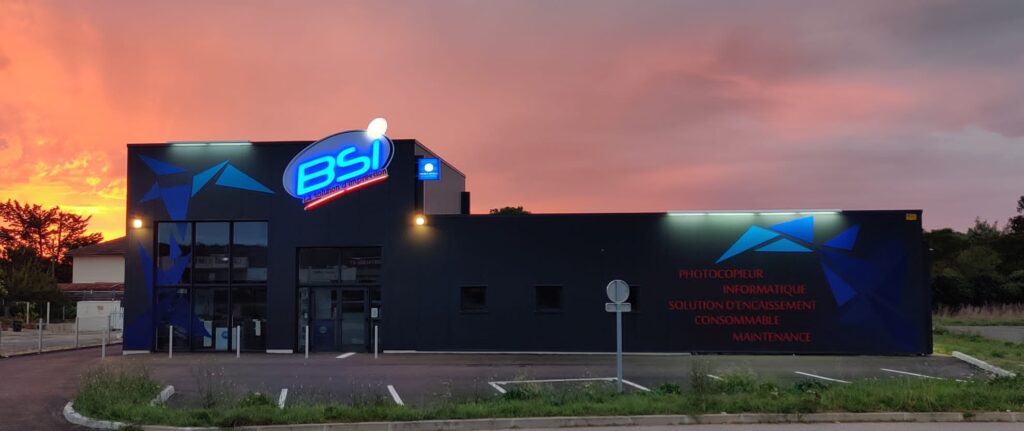 Agence BSI à Montayral (Lot-et-Garonne) au coucher du soleil
